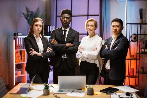 Portrait d'une équipe de bureau diversifiée posant les bras croisés à l'intérieur — Photo