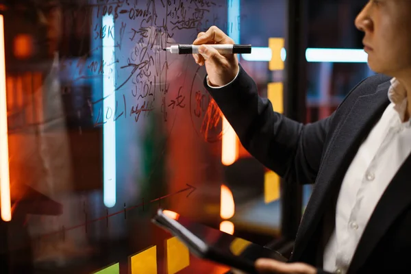 Close up foto recortada de empresário, escrevendo notas sobre placa de apresentação de vidro. — Fotografia de Stock