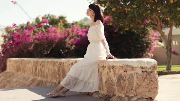 Happy traveler woman in white dress enjoy beautiful tropical city view — стоковое видео