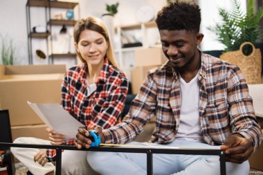 Kocasına yeni mobilyalar için yardım eden bir kadın.