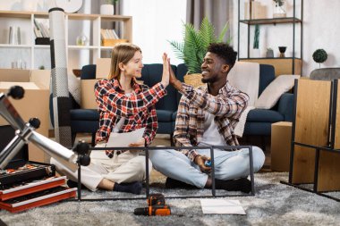 Heyecanlı çift yeni evinde beşlik çakıyor.