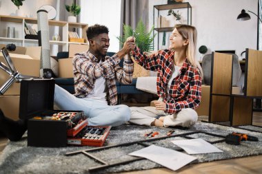 Çok kültürlü bir aile evde ters giden anahtarlarla oturuyor.