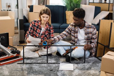 Evlerini düzenlemek için araç kullanan çok ırklı güzel bir çift.