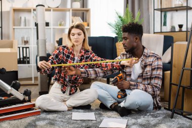 Farklı çiftler yeni dairede mezura kullanıyor.