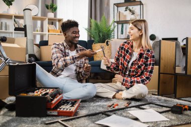 Çok kültürlü bir aile evde ters giden anahtarlarla oturuyor.