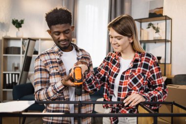 Mobilya montajı yapan mutlu çoklu etnik çift