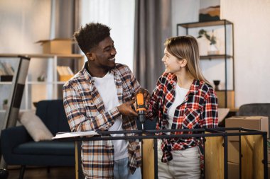 Mobilya montajı yapan mutlu çoklu etnik çift