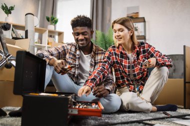 Çok ırklı bir çift yeni evlerinde onarım araçlarını seçiyor