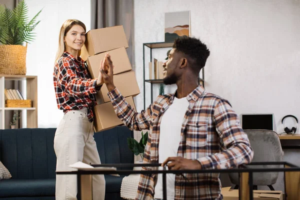 Ev dekorasyonu sırasında çift beşlik çakıyor.