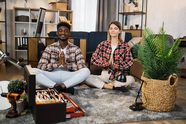 Taşınma sırasında yeni dairede çeşitli çiftler meditasyonu