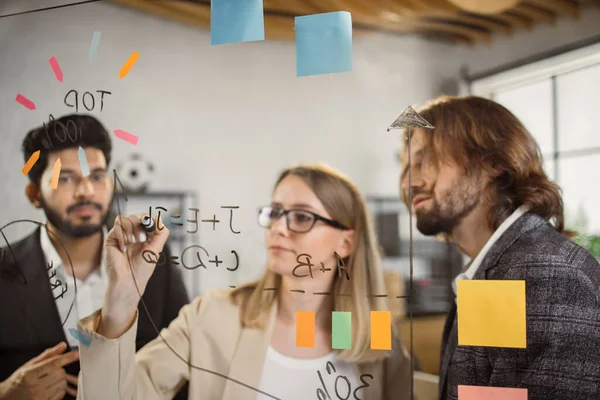 Empresários inteligentes fazem um brainstorming de um novo plano no escritório — Fotografia de Stock