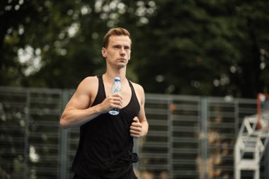 Yakışıklı beyaz adam aktif ve sağlıklı yaşam tarzları yönetiyor..