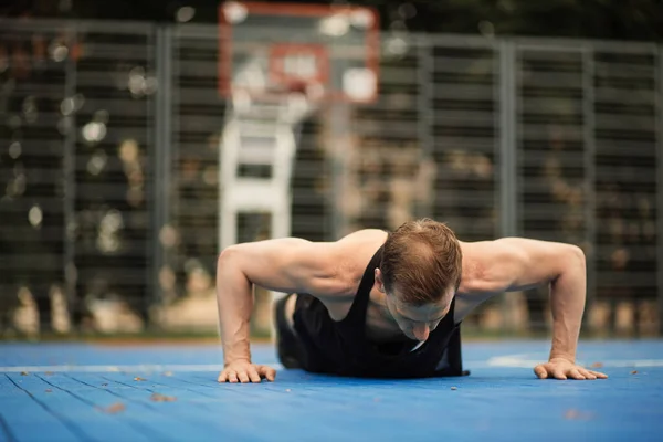 体格健壮的年轻白人男子在做俯卧撑的交叉体力训练 — 图库照片