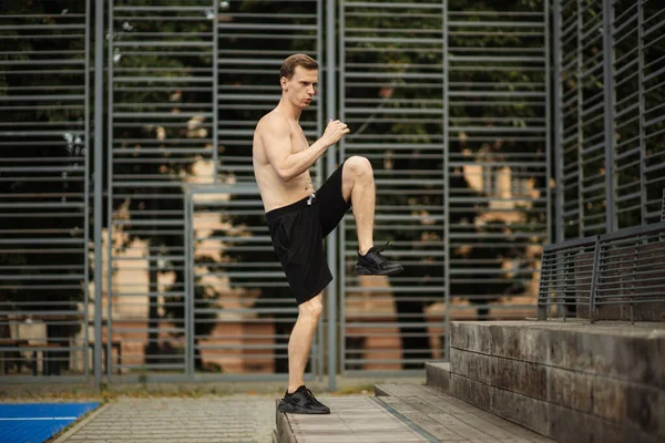运动训练前，有吸引力的运动健将伸展身体 — 图库照片