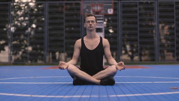 Sportowy człowiek robi jogę na świeżym powietrzu w siłowni. — Wideo stockowe