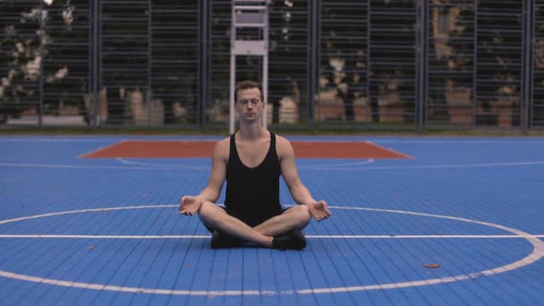 Hombre relajado haciendo ejercicio y meditación yoga en gimnasio al aire libre. — Vídeos de Stock