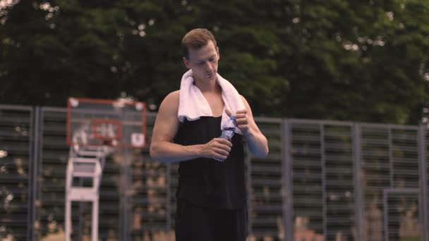 Widok Boku Białego Mężczyznę Noszącego Sportowe Ubrania Pijącego Świeżą Wodę — Wideo stockowe