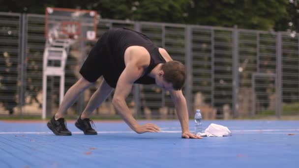 有动力的男性运动员做腹肌运动 享受户外运动训练 站在木板上 强壮健壮的欧洲成年人有健身锻炼 人与健康生活方式概念 — 图库视频影像