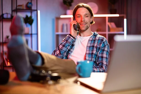 Aşırı neşeli beyaz adam dizüstü bilgisayara bakıyor ve duygusal hareketler yapıyor. Genç adam dizüstü bilgisayardan iyi haberler okuyor. Başarı kavramı ve mutlu anlar..