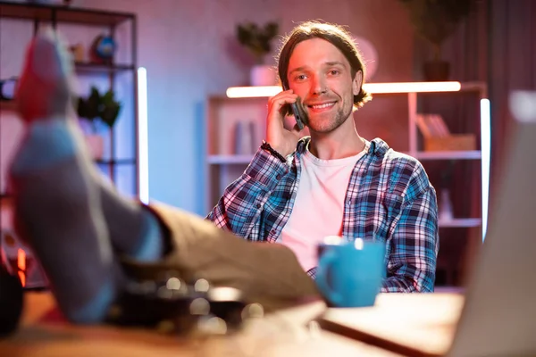 Aşırı neşeli beyaz adam dizüstü bilgisayara bakıyor ve duygusal hareketler yapıyor. Genç adam dizüstü bilgisayardan iyi haberler okuyor. Başarı kavramı ve mutlu anlar..