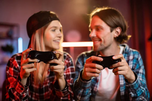 Joven Mujer Caucásica Hombre Guapo Sentados Juntos Mesa Jugando Videojuegos — Foto de Stock