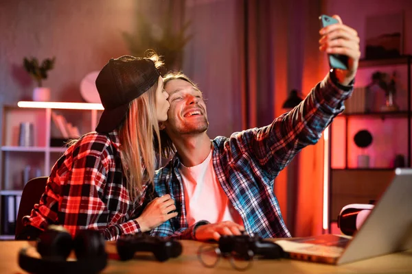 Selfie Zamanı Neşeli Adam Kız Arkadaşıyla Canlı Yayında Akıllı Telefondan — Stok fotoğraf