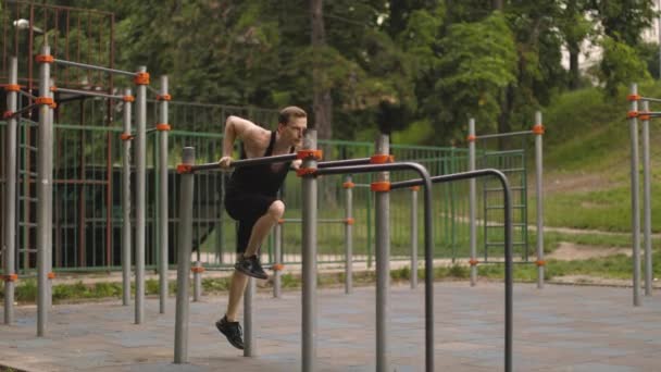 Ung Kaukasisk Sportig Muskulös Passform Man Gör Triceps Dopp Parallella — Stockvideo