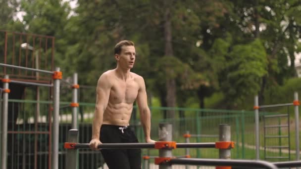 Hombre Musculoso Bien Construido Haciendo Ejercicio Físico Aire Libre Hombre — Vídeos de Stock