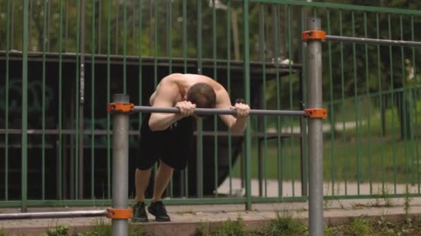 Ćwiczenie Siłowe Pull Fitness Man Ćwiczący Mięśnie Ramion Zewnątrz Plaży — Wideo stockowe