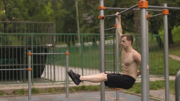 Athlète Caucasien Torse Performant Coin Sur Barre Horizontale Pendant Entraînement — Video