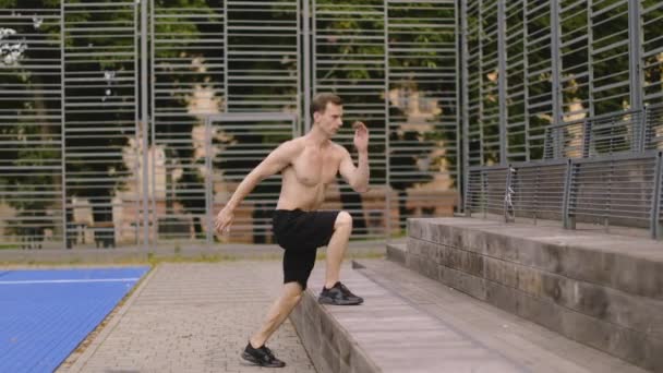 Atractivo Atleta Deportivo Muscular Extiende Antes Una Sesión Entrenamiento Deportivo — Vídeos de Stock