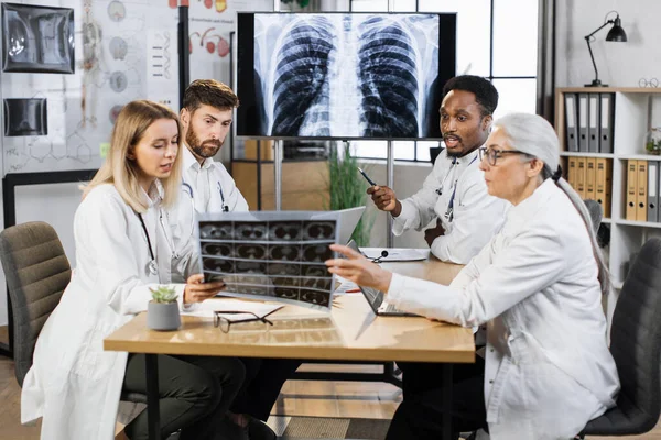 Afro Amerikaanse Mannelijke Arts Toont Zijn Collega Longziekte Digitaal Scherm — Stockfoto