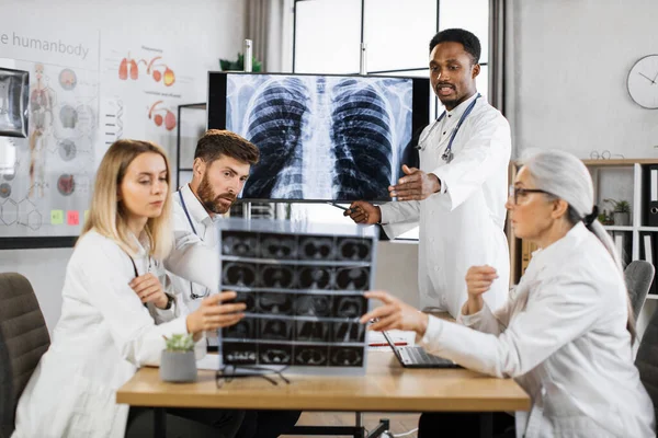 Кваліфіковані Міжнародні Лікарі Різного Віку Збираються Залі Вивчення Рентгенівського Сканування — стокове фото