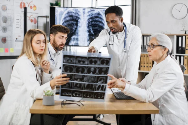 Médicos Multirraciais Masculinos Femininos Tendo Informações Clínica Para Exame Radiografia — Fotografia de Stock