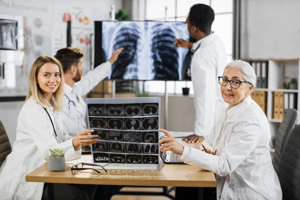 Bevoegde Vrouwelijke Therapeuten Glimlachen Kijken Naar Camera Met Röntgenscan Handen — Stockfoto