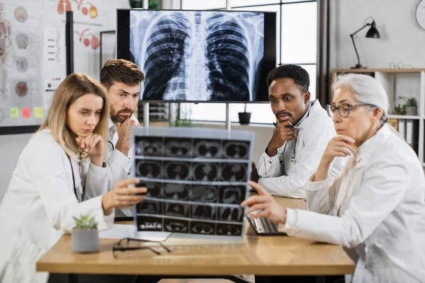 Pensieve Multiraciale Artsen Onderzoeken Patiënten Scan Van Borst Buikholte Terwijl — Stockfoto