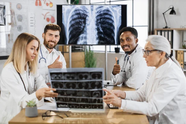 Equipe Pneumologistas Profissionais Internacionais Tendo Conferência Sala Reuniões Para Examinar — Fotografia de Stock