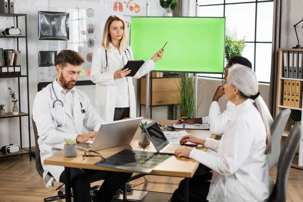 Beyaz Kadın Doktor Uluslararası Meslektaşlarına Sunum Yaparken Yeşil Ekran Ile — Stok fotoğraf