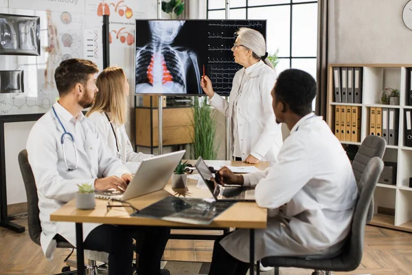 Ouderdom Medisch Medewerker Bespreken Met Multiraciale Collega Ray Scan Hartslag — Stockfoto