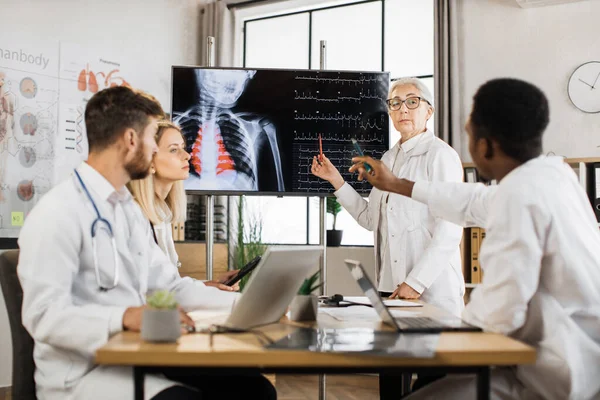 Team Van Competente Medische Specialisten Verzamelen Directiekamer Voor Het Bespreken — Stockfoto