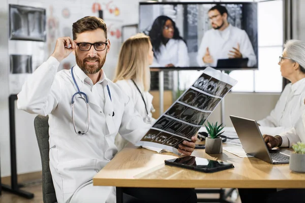 Ortopedico Maschio Tenendo Paziente Risultato Della Radiografia Guardando Fotocamera Con — Foto Stock