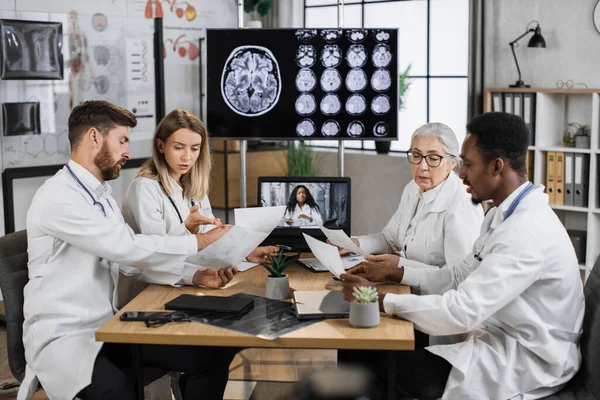 Groupe Multiculturel Quatre Chercheurs Médicaux Ayant Une Formation Ligne Laboratoire — Photo