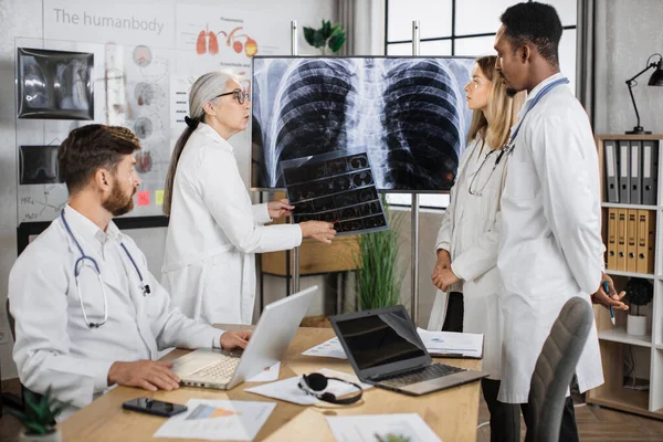 Médecine Spécialiste Principale Tenant Une Radiographie Expliquant Résultat Patient Pour — Photo