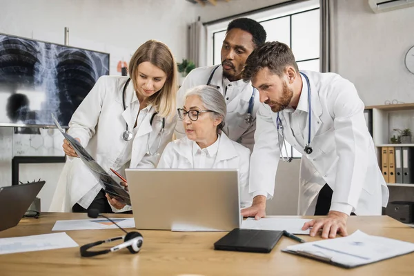 Des Médecins Multiethniques Discutent Radiographie Alors Ils Sont Debout Autour — Photo