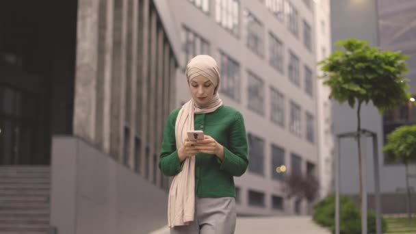 Arabo Donna Affari Hijab Utilizzando Smartphone Mentre All Aperto Vicino — Video Stock