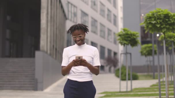 Africká Obchodnice Neformálním Oblečení Stojí Ulici Mluví Mobilu Sebevědomý Ženský — Stock video