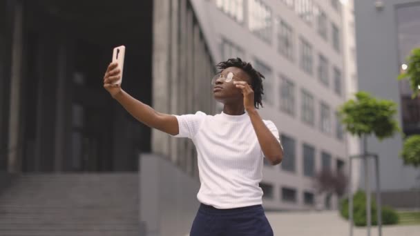 Giovane Donna Afro Americana Studentessa Freelance Parlare Telefono Avendo Conversazione — Video Stock