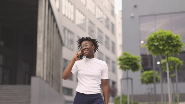 Africká Obchodní Žena Používá Smartphone Když Jde Ven Blízkosti Kancelářské — Stock video