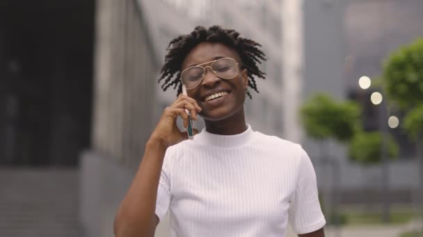 Счастливая Молодая Женщина Повседневной Ходьбе Разговаривая Телефону Веселая Африканская Американка — стоковое видео
