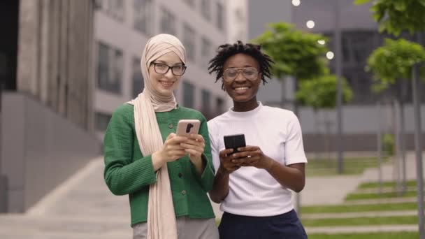 Due Donne Eleganti Una Caucasica Abiti Musulmani Afroamericana Amiche Sorridenti — Video Stock